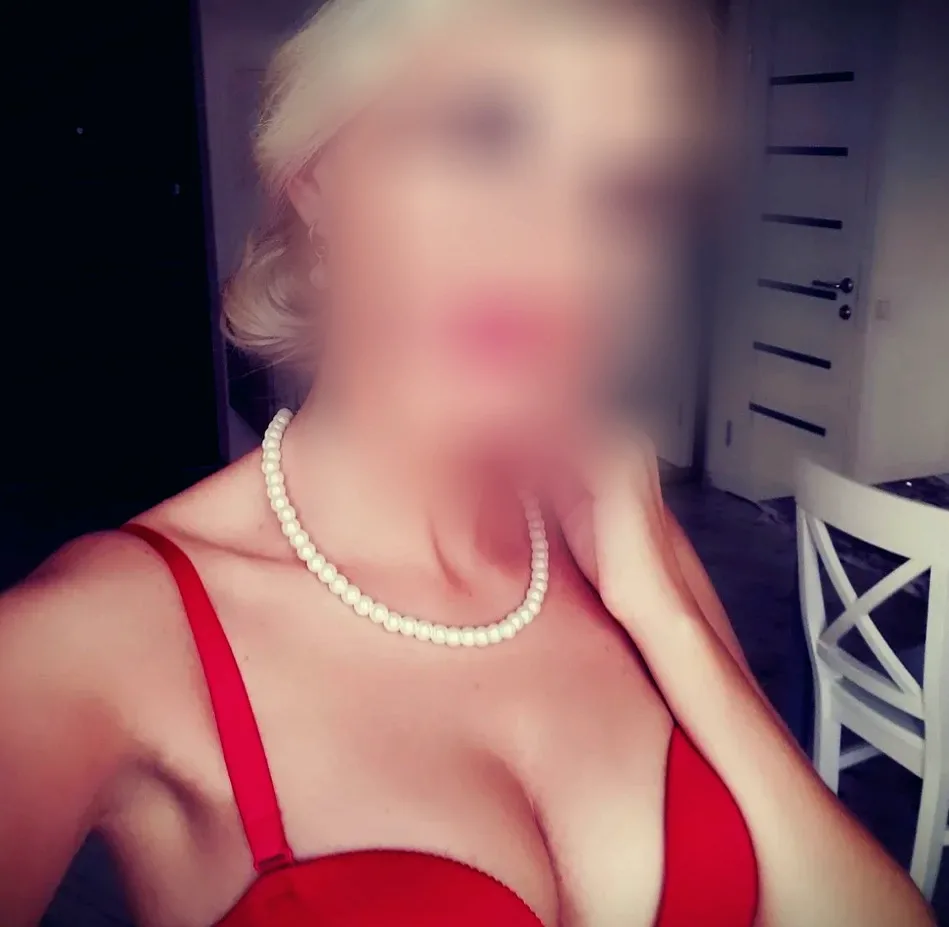 Nina, 36